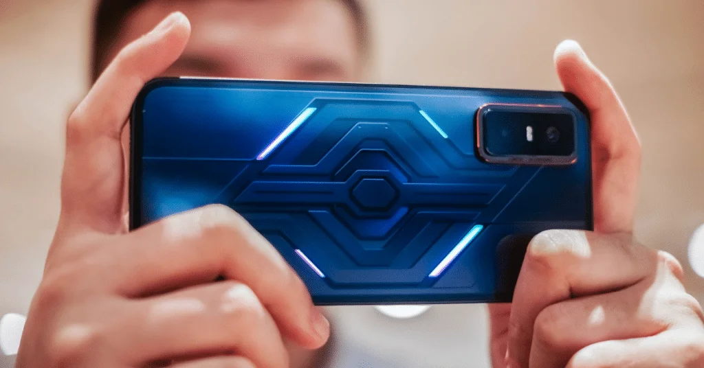 סמארטפון גיימינג Infinix GT 30 Pro עם תצוגת 144Hz ומארז גיימרים הכולל מאוורר קירור ואביזרים.