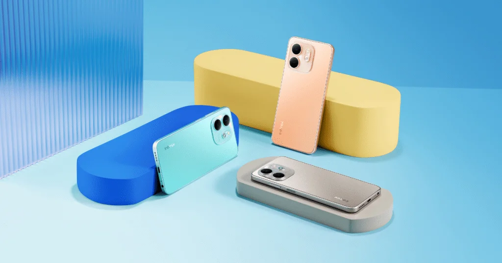 שלושה מכשירי סמארטפון Infinix בצבעים כחול, ורוד ואפור-כסף, המוצגים על רקע כחול עם אלמנטים גיאומטריים.